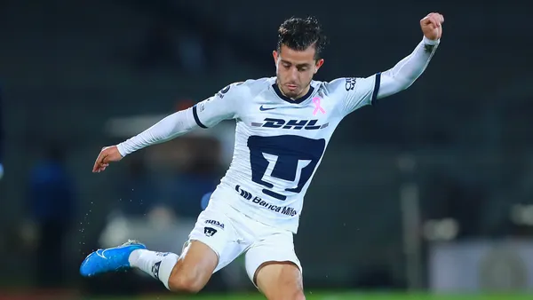 Chivas tendría que pagar 2.6 millones de dólares por Alan Mozo, pero podría ofrecer a algunos futbolistas de su plantel a Pumas.