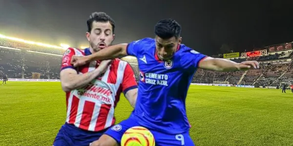 Chivas vs Cruz Azul, al fondo el Estadio Ciudad de los Deportes (Foto: GettyImages)