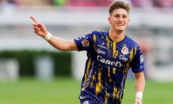 Choque de rojiblancos en el Akron.