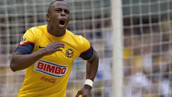 Christian Benítez festejando un gol con el América