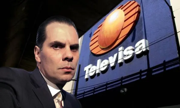 Christian Martinoli en una cobertura en Azteca, al fondo el logo de Televisa (Fuente: Medio Tiempo)