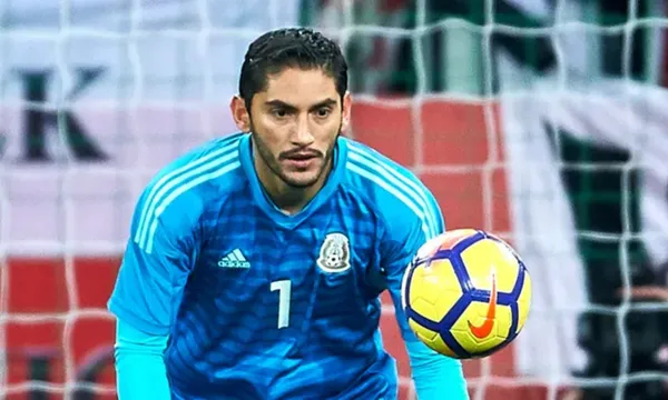 Chuy Corona con la playera de la selección mexicana, atrapando un balón / Mexsports