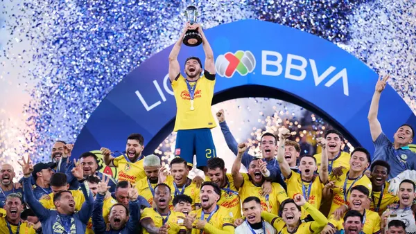Club América levantando el título del tricampeonato
