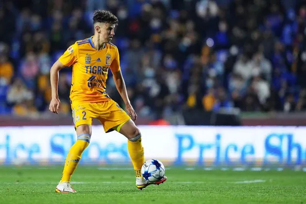 Con razón sigue sin rendir y eso que llegó como un fichaje prometedor a Tigres, pero ha decepcionado.