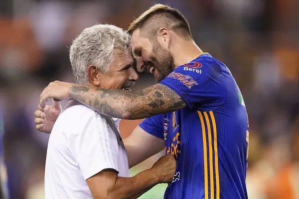 Con sabor a despedida. El festejo de André-Pierre Gignac con Ricardo Ferretti tras su gol en el Clásico Regio.