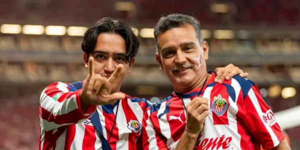 Conoce a Édgar de la Parra Loera, el aficionado que traduce los partidos de Chivas en lenguaje de señas