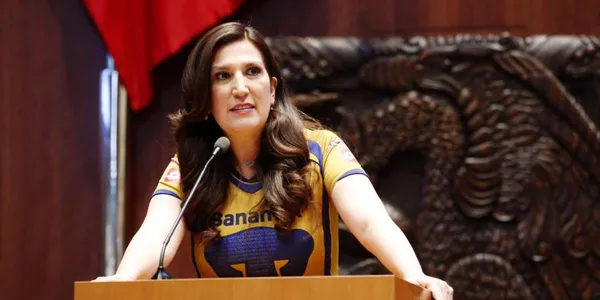 Conoce la reacción de la afición de Pumas al ver que la Senadora Kenia López Rabadán hizo uso de la playera del equipo para "sus juegos políticos".