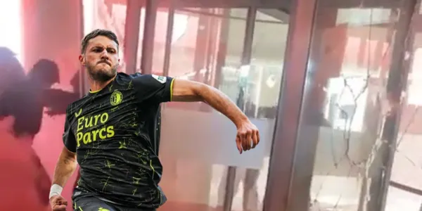 Conoce qué es lo que hace Santiago Giménez mientras regulan el caos que se vive en el estadio del Ajax