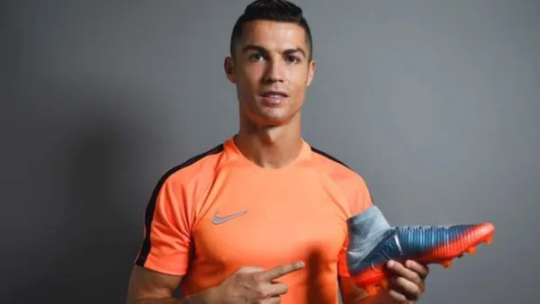 Cristiano Ronaldo con sus zapatos Nike. (Foto: Mercado negro)