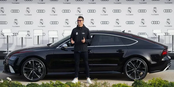 Cristiano Ronaldo es uno de los deportistas más ricos de la historia. Esto se debe fundamentalmente a su gran desempeño en los clubes más importantes de Europa y a su inmenso nivel de ingresos, generado por contratos publicitarios. Conoce la cantidad y el valor de los autos que posee.