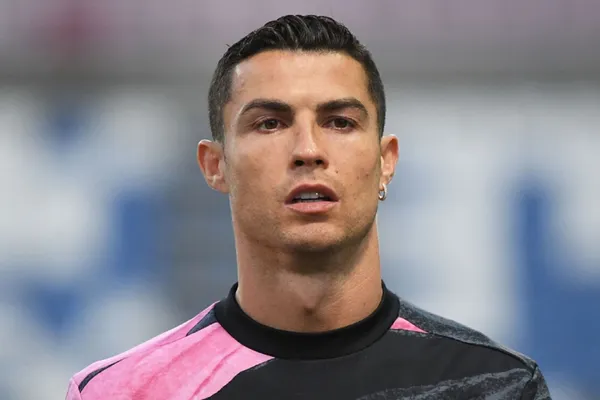 Cristiano Ronaldo primero encendió las alarmas con la mudanza. Ahora aparece con la que sería su nueva playera.
