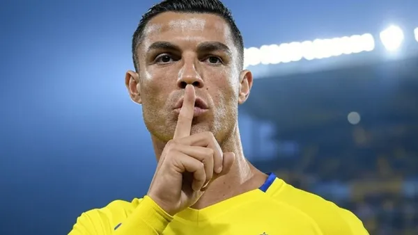 Cristiano Ronaldo silenciando a sus haters (Foto: Grok)