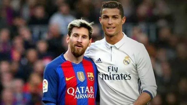Cristiano Ronaldo tiene la posibilidad de ser compañero de Leo Messi por primera vez en la historia. Nunca se había dado hasta el momento la posibilidad de que CR7 comparta equipo con La Pulga. Aquí te contaremos qué tendría que pasar para que este sueño se haga realidad.