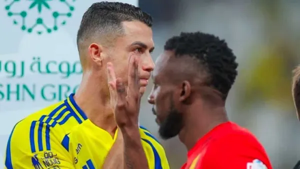 Cristiano Ronaldo y Julián Quiñones (Foto: Record)