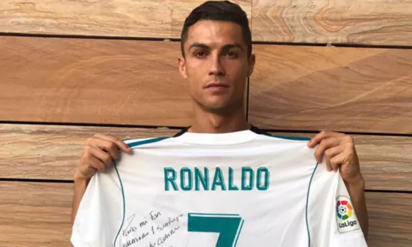 Cristiano Ronaldo y playera del Real Madrid / Marca