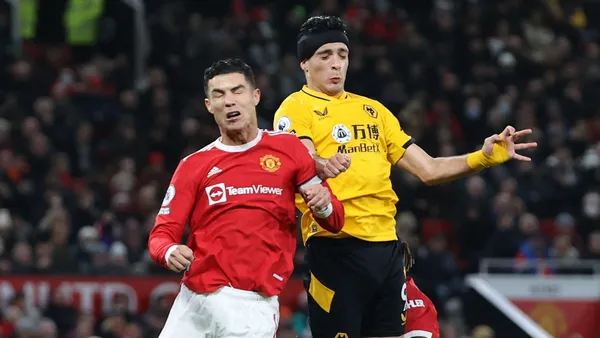 Cristiano Ronaldo y Raúl Jiménez protagonizaron una jugada algo curiosa que incluyó un golpe de cabeza del portugués