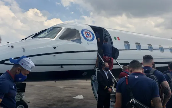 Cruz Azul causó sensación en redes sociales tras presumir su viaje en un lujoso avión privado.