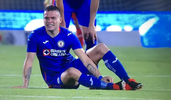 Cruz Azul se adelanta a Santos Laguna en medio de un polémico arbitraje.