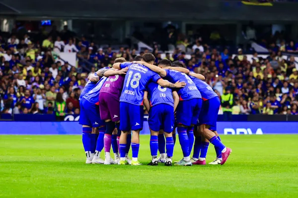 Cruz Azul se mantiene en la cima pese a la derrota contra América