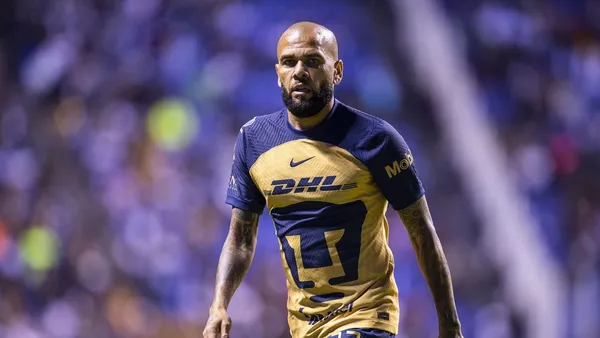 Dani Alves dejó el país y su decisión de también abandonar a los Pumas.
