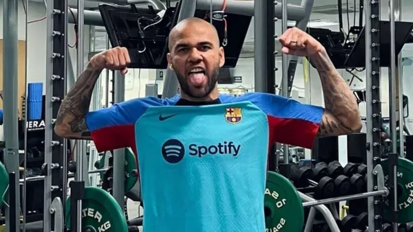 Dani Alves manda mensaje a la afición de Pumas ya lejos de México.