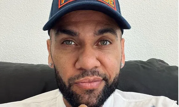 Dani Alves posando en una casa / Marca