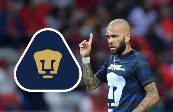 Dani Alves y escudo de Pumas/ Foto Adrián Macías Diario AS.