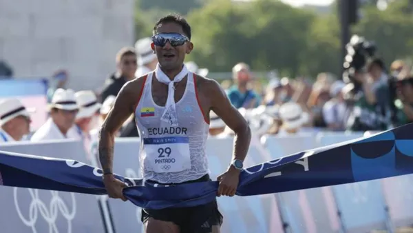 Daniel Pintado cruza la línea de meta. (Foto: EFE)