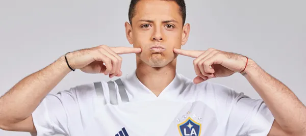 De acuerdo con Enrique Bermúdez, narrador de TUDN, el "Tata" no le cierra las puertas al "Chicharito", al menos eso le confió una “oreja” sudamericana.