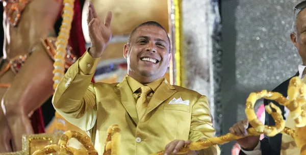 de repente de un bus bajaron muchas mujeres"