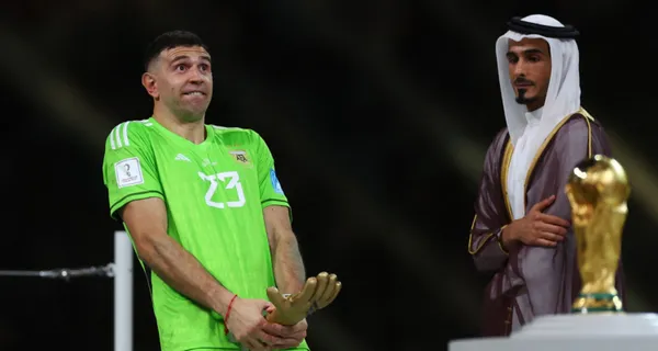 Dibu Martínez correría el mismo destino de Guillermo Ochoa, quien también sufre en la Premier League.