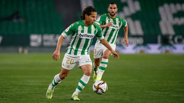 Diego Lainez ha tenido un inicio de temporada difícil, pero su técnico en el Betis ve una buena recuperación de su nivel.
