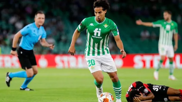 Diego Lainez no ha tenido los minutos esperados tras lesionarse con la Selección Mexicana en los Juegos Olímpicos de Tokyo.