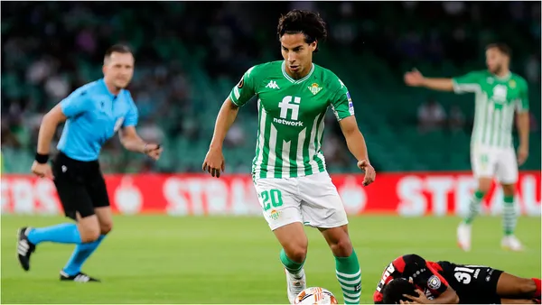 Diego Lainez no tuvo participación en el encuentro del Betis ante el Leverkusen, y parece que el Betis y Pellegrini no lo mantedrían más en el equipo.