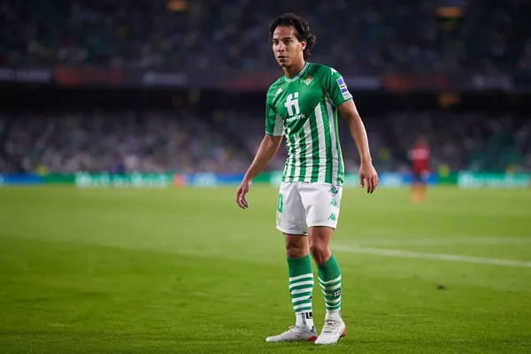 Diego Lainez podría tener más minutos tras recibir su pasaporte español, asimismo, podría facilitar una posible salida del Betis.