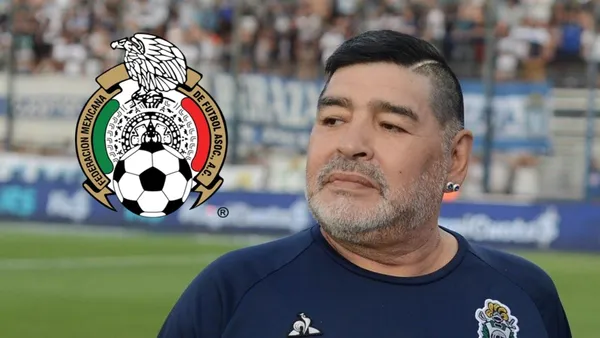 Diego Maradona está de cumpleaños y mira el recuerdito que recibió del que considera el mejor jugador mexicano.