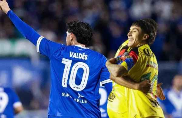 Diego Valdés y jugadores del América/Foto Mundo Cracks.