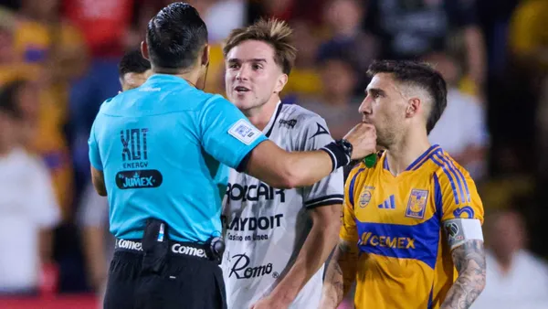 Discusión de jugadores de Tigres y Necaxa con Marco Antonio Ortiz (Foto: MEXSPORT)