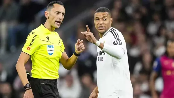 Discusión entre un árbitro y Kylian Mbappé (Foto: beIN Sports)