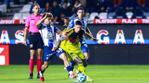 Disputa de Brian Rodríguez del balón ante un jugador del Pachuca