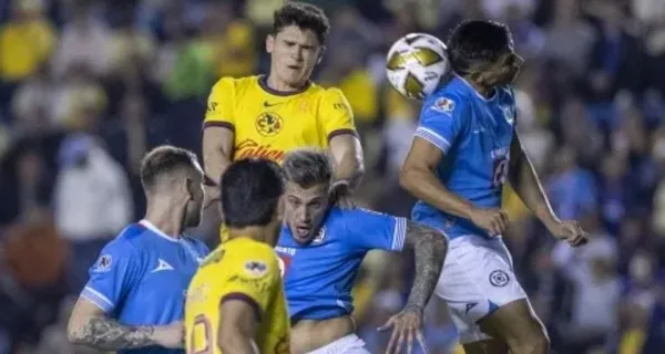 Disputa de la pelota en el juego de ida entre tres jugadores de Cruz Azul y dos del América (Fuente: Mexsports)