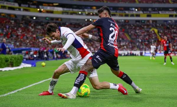 Disputa de pelota entre jugador de Atlas y Mateo Chávez (Fuente: Mexsports)