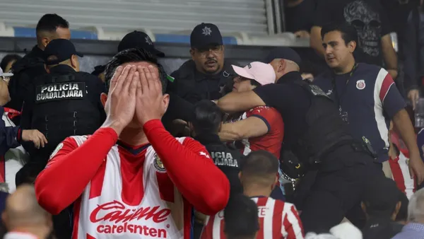 Disturbios en la tribuna con los aficionados de Chivas (Foto: MEXSPORT)