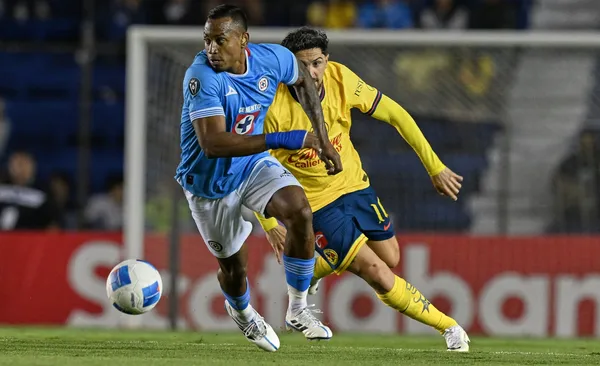 Ditta pelea la pelota ante Valdés (Fuente: Mexsports)