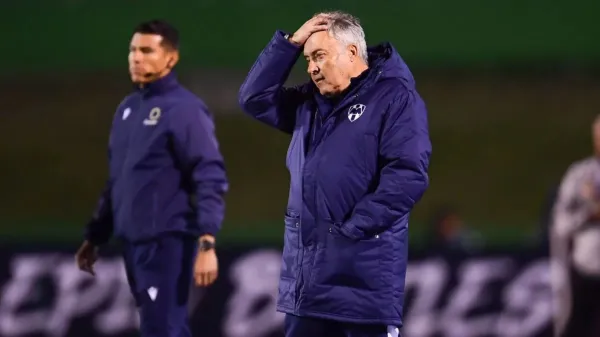 Domenec Torrent durante la derrota de Rayados