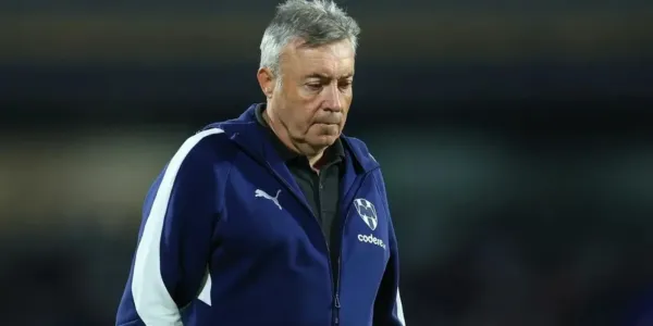 Domènec Torrent fue encarado por un futbolista de Rayados