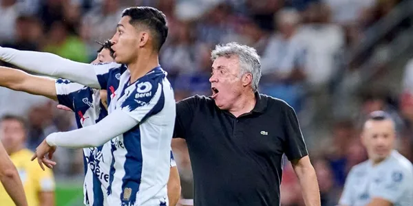 Domènec Torrent junto a futbolistas de Rayados / FOTO ONCE DIARIO