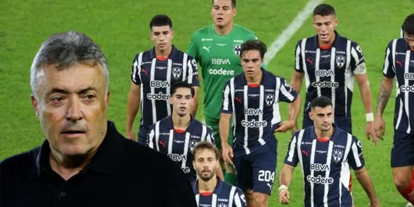 Domènec Torrent junto a jugadores de Rayados / FOTO GETTY IMAGES
