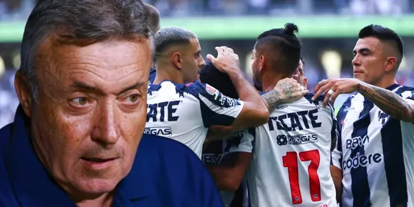 Domènec Torrent junto a los futbolistas de Rayados / FOTO FACEBOOK