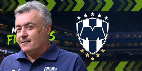 Domènec Torrent junto al escudo de Rayados / FOTO MEDIOTIEMPO